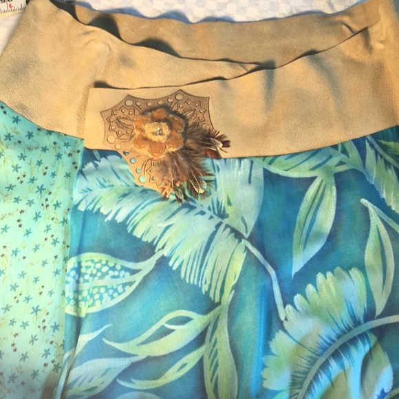 NWOT= STILETTO , Size 4 , with Suede around waist. - Picture 4 of 8